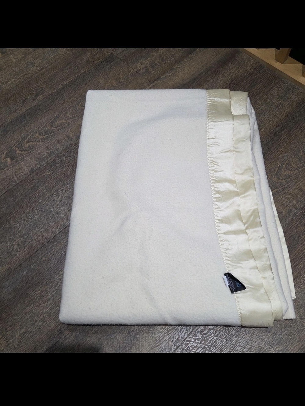 Vtg Ivory Plush Throw with Satin Trim